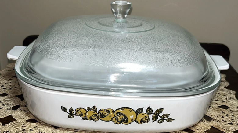 Nature's Bounty baskısında CorningWare'den kapalı bir güveç tabağı
