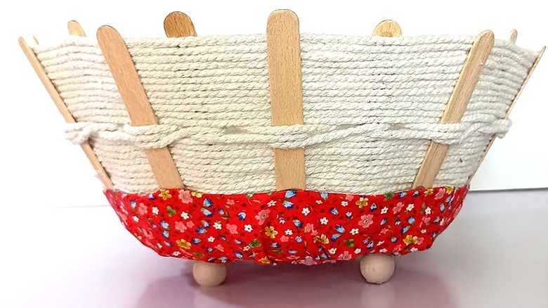 Kızartma tavasından yapılan DIY sepetin son görünümü