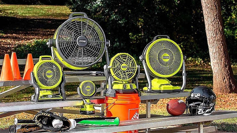 Bir grup Ryobi hayranı, alt katında spor malzemeleri bulunan bir parkta dört katlı bir bankta oturuyor.