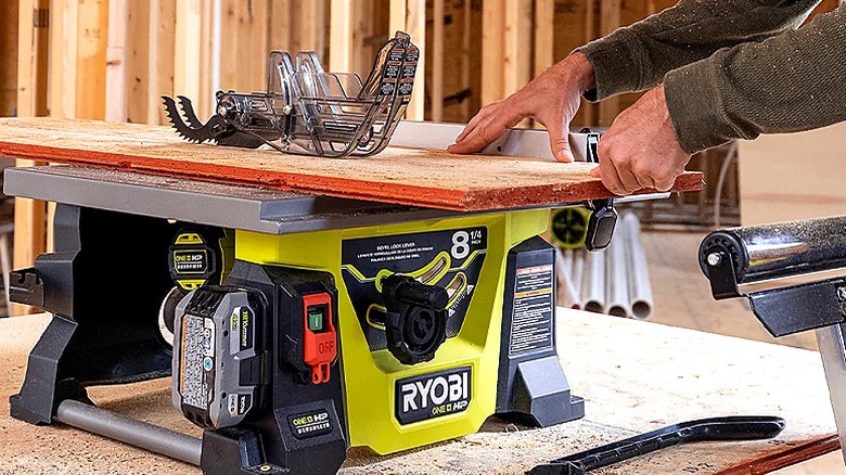 Ryobi taşınabilir şantiye masası kullanan bir kişi şunları gördü: