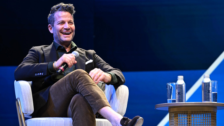 Nate Berkus bir etkinlikte konuşurken gülüyor