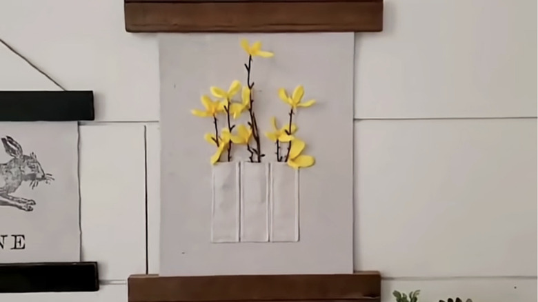 Asılı bir DIY çiçek sanatı parçası.