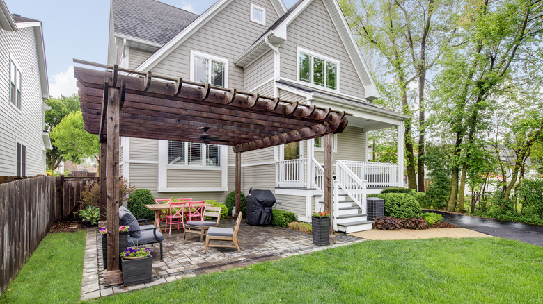 Bahçede ahşaptan yapılmış modern bir pergola