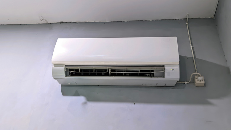 Gri bir duvarda kanalsız mini split klima santrali