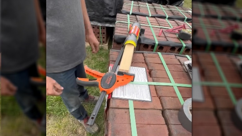 DIY kalafat tabancasını gösteren adam