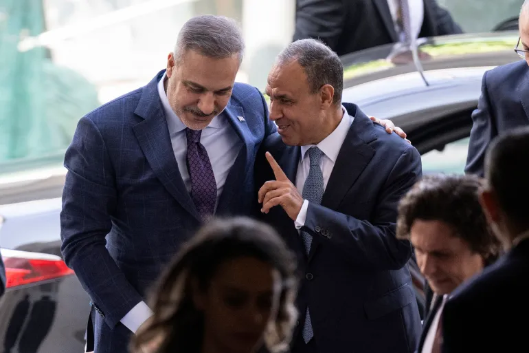 epa13053663 Mısır Dışişleri Bakanı Badr Abdelatty (sağda), Mısır'ın Kahire kentindeki Tahrir Sarayı'nda yapılan dörtlü toplantı öncesinde Türkiye Dışişleri Bakanı Hakan Fidan'ı (solda) karşıladı, 21 Haziran 2026. EPA/MOHAMED HOSSAM