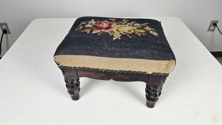 Çiçek desenli küçük, vintage, iğne oyası üst tabure