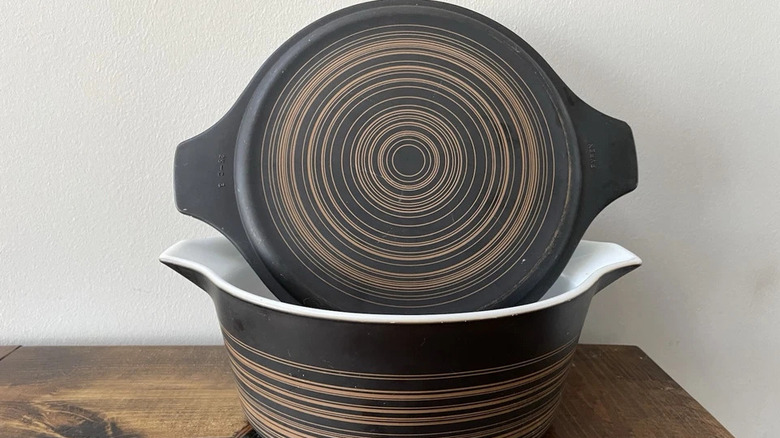 Açık kahverengi-turuncu çizgili koyu kahverengi bir arka plana sahip, kahverengi ve turuncu Terra deseninde Pyrex kaplı güveç tabağı