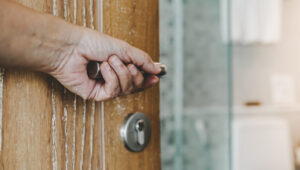 Sadece Bir Kapı Tokmağı Değil: Banyo Gizliliği İçin Vintage Cazibeyle Yapılabilecek Basit İlave