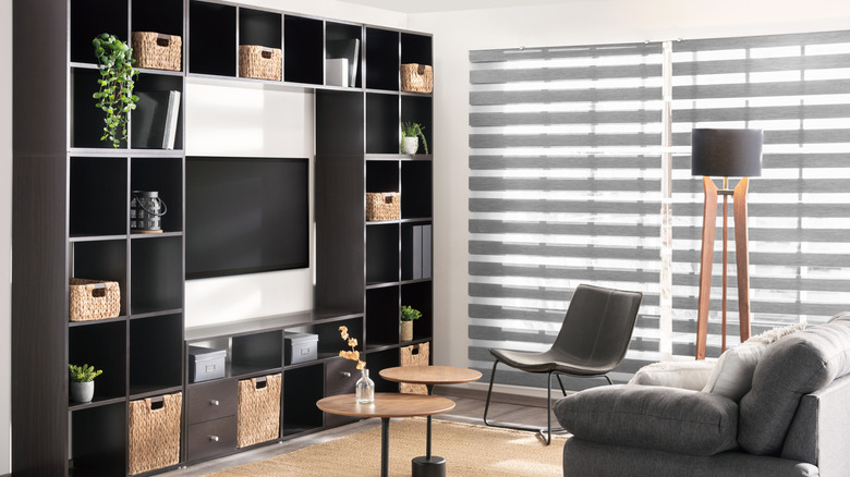 Penceresinde zebra perdeli bir oturma odası