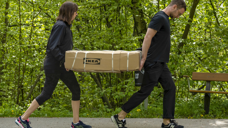 IKEA kutusu taşıyan çift