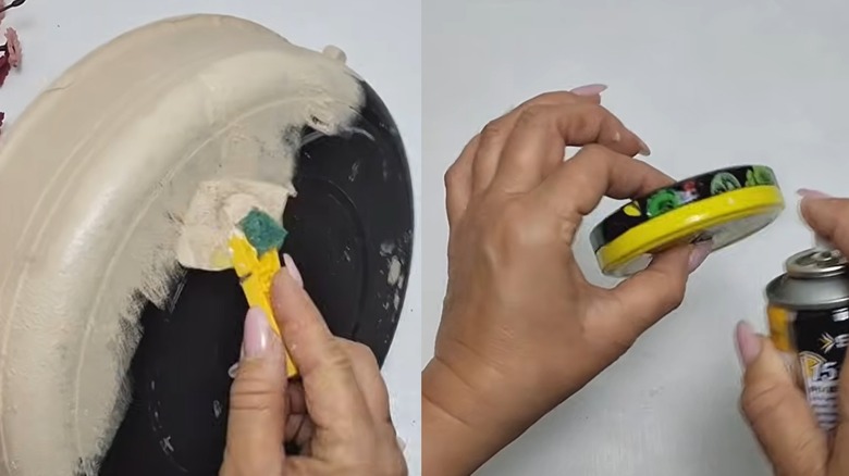 Eski kızartma tavası ve kavanoz kapaklarını kullanarak DIY depolama yapan kişi