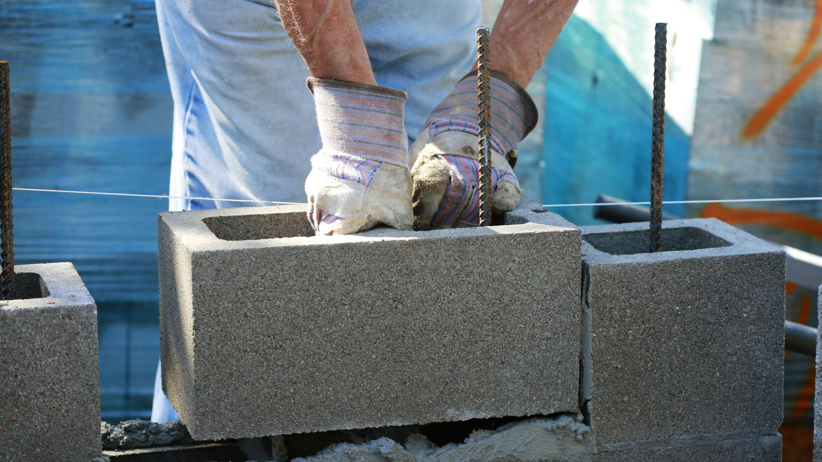 Bahçıvan, Yapımı İnanılmaz Kolay Bir Bahçe Bankı Yapmak İçin Beton Bloklar Kullanıyor