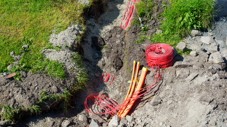 Fiber optik kablo ön bahçeden yaklaşık bir ayak yerin altından geçiyor.