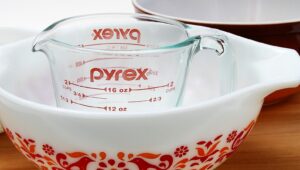 Temperli Züccaciye İçin Yeni Bir Tekniği Tanıtan Nadir Pyrex Tabak