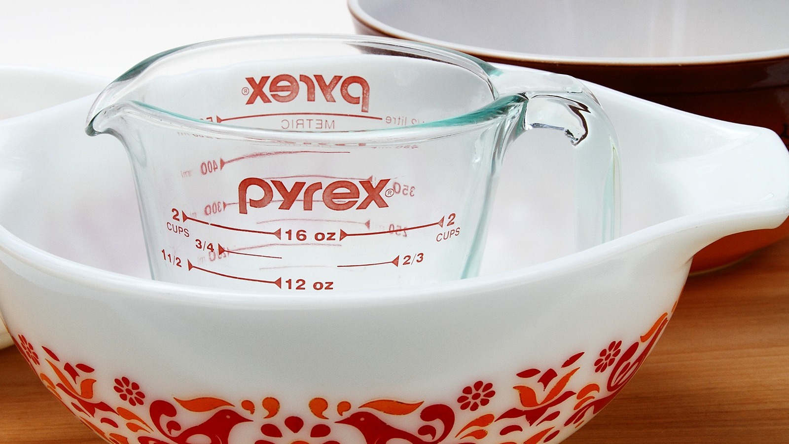 Temperli Züccaciye İçin Yeni Bir Tekniği Tanıtan Nadir Pyrex Tabak