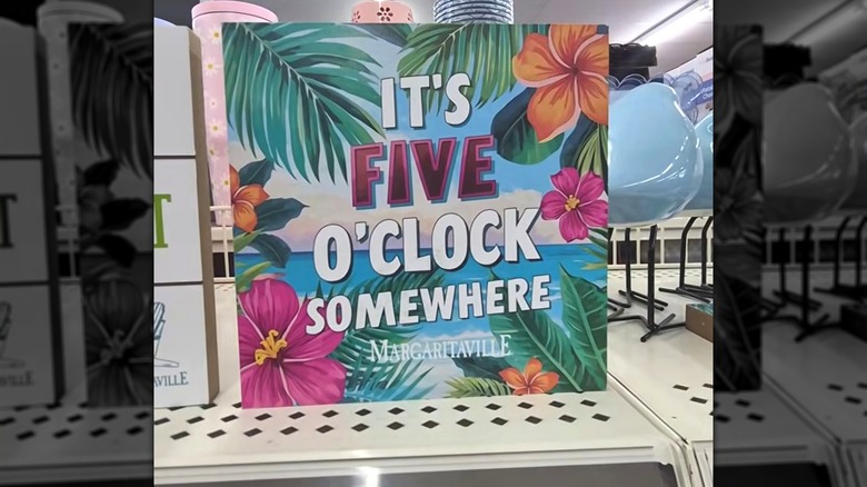 Dollar General'dan Hibiscus Çiçeği Kelime Blok Dekoru, bir yerlerde saatin beş olduğunu söylüyor
