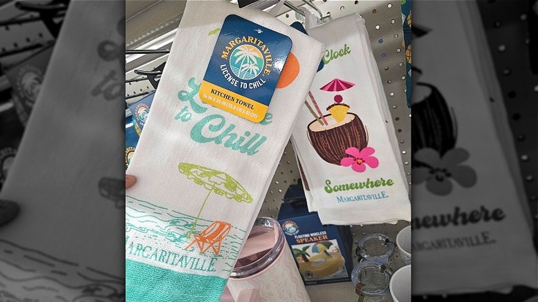 Dollar General'daki rafta iki Margaritaville el havlusu