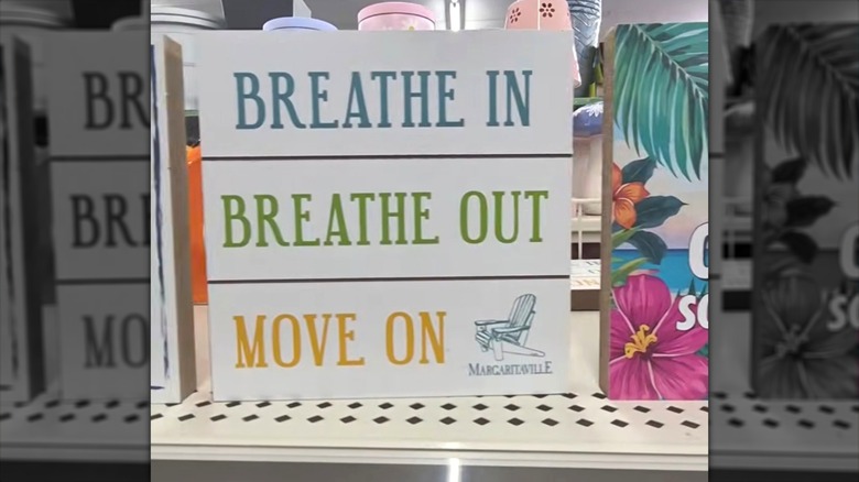 Breathe Kelime Blok Dekorunda Jimmy Buffett'ın popüler şarkılarından birinin adı yer alıyor