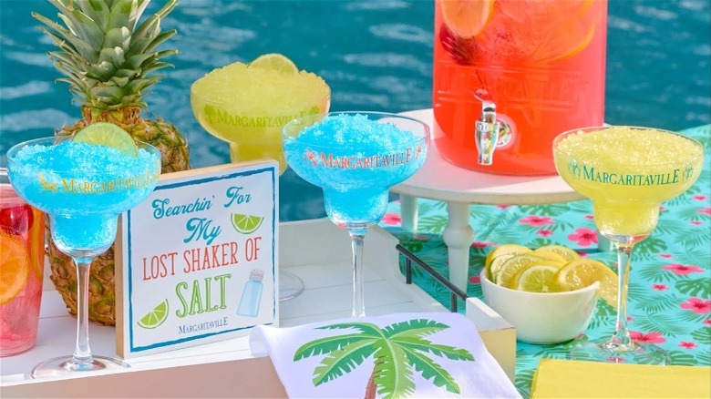 Havuz başı düzenlemesinde Margaritaville temalı ürünler ve içecekler.