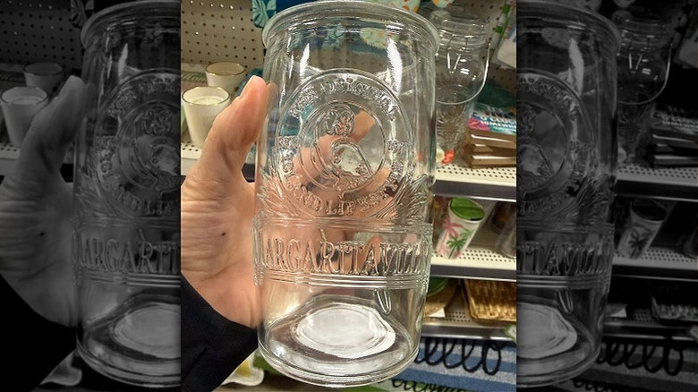 Jimmy Buffett'ın Margaritaville koleksiyonundan şeffaf kabartmalı cam bardak Dollar General'da mevcut
