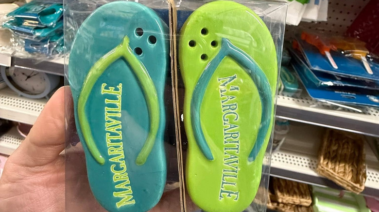Dollar Store'dan Jimm Buffett'in Margaritaville koleksiyonundan flip flop tuzluk ve biberlikler