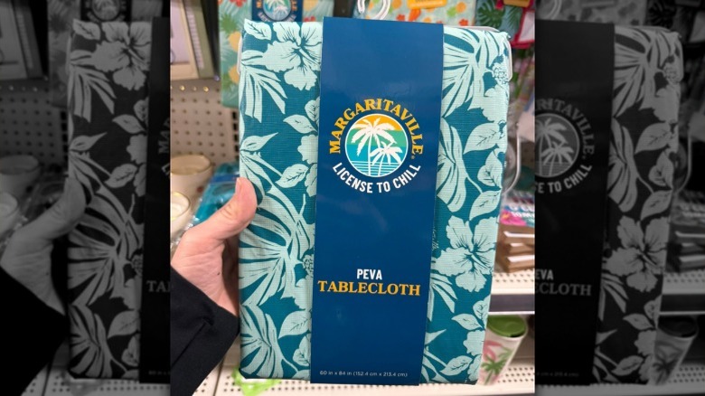Dollar General'ın Margaritaville baskılarını içeren PEVA masa örtüleri