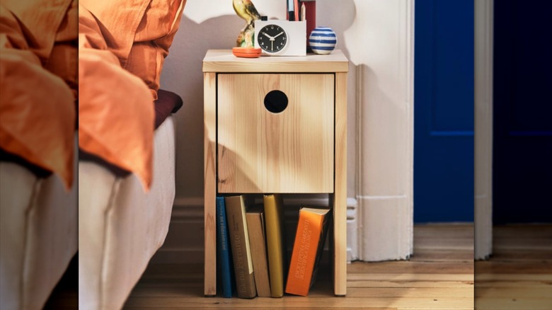 IKEA PS 2026 Yatak odası ortamında komidin