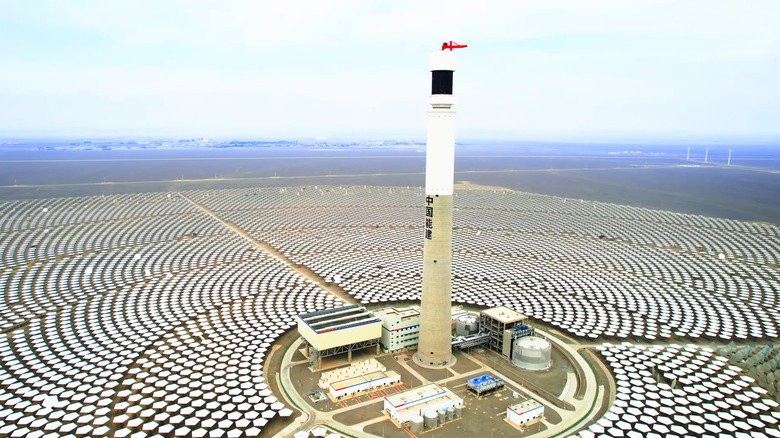 Yoğunlaştırılmış güneş enerjisi (CSP) Tesisinin havadan görünümü