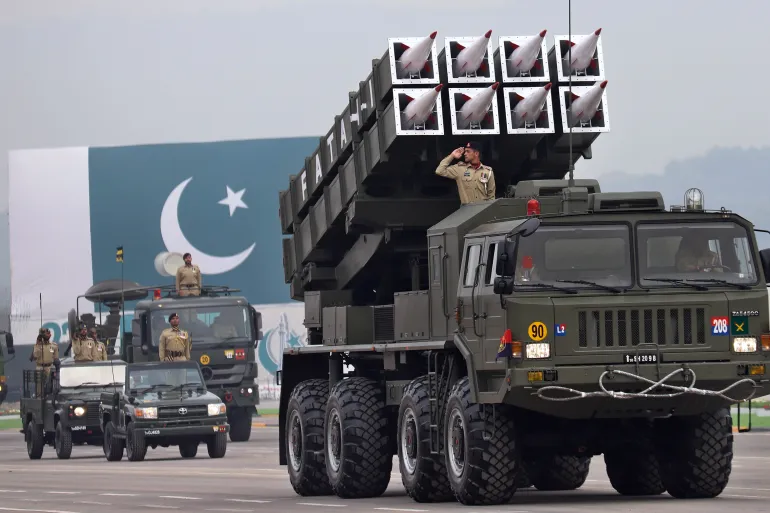 Pakistan yapımı karadan karaya füzeler Fetih-I ve fırlatıcı, 23 Mart 2024 Cumartesi günü Pakistan'ın İslamabad kentinde Pakistan Ulusal Günü münasebetiyle düzenlenen askeri geçit töreni sırasında sergileniyor. Pakistanlılar, Ulusal Günlerini ülkenin seçkin ordu birimlerinin ve kısa, orta ve uzun menzilli füzeler, tanklar, savaş uçakları ve diğer donanımlar dahil olmak üzere yüksek teknolojili silahların sergilendiği bir askeri geçit töreniyle kutladılar. (AP Fotoğrafı)