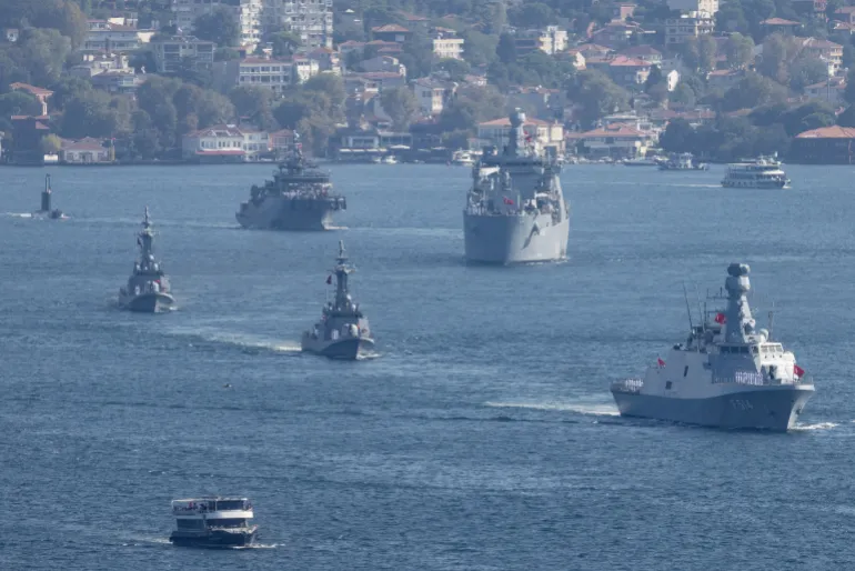 İSTANBUL, TÜRKİYE - 27 EYLÜL: Türk Deniz Kuvvetleri gemileri, Preveze Deniz Zaferi'nin 486. yıldönümünü ve 27 Eylül 2024 Deniz Kuvvetleri Günü'nü İstanbul, Türkiye'de kutlamak amacıyla düzenlenen geçit töreninde Boğaz'da seyrediyor. Geçit törenine Deniz Kuvvetleri Komutanlığına ait 16 gemi katıldı. (Fotoğraf: Chris McGrath/Getty Images)