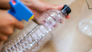 Akıllı Bir Kendin Yap Yöntemiyle Şık Bir Tuvalet Kağıdı Tutucusu Oluşturmak İçin Plastik Şişe Kullanın
