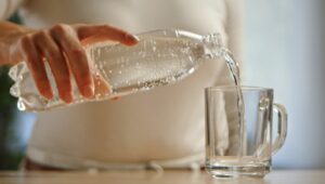 Güneşi Yakalayan Bir Cep Telefonu Yapmak İçin Plastik Şişe Kullanın