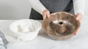 Eski Bir Bundt Tavayı Bilinçli Bir DIY ile Muhteşem Bir Ayaklı Ekiciye Dönüştürün