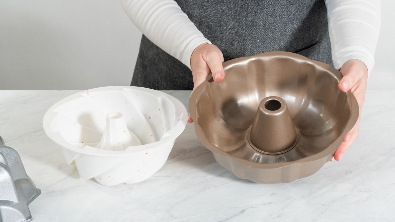 Eski Bir Bundt Tavayı Bilinçli Bir DIY ile Muhteşem Bir Ayaklı Ekiciye Dönüştürün