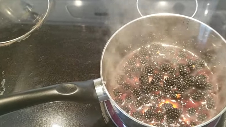 Bir tencerede kaynayan böğürtlenler