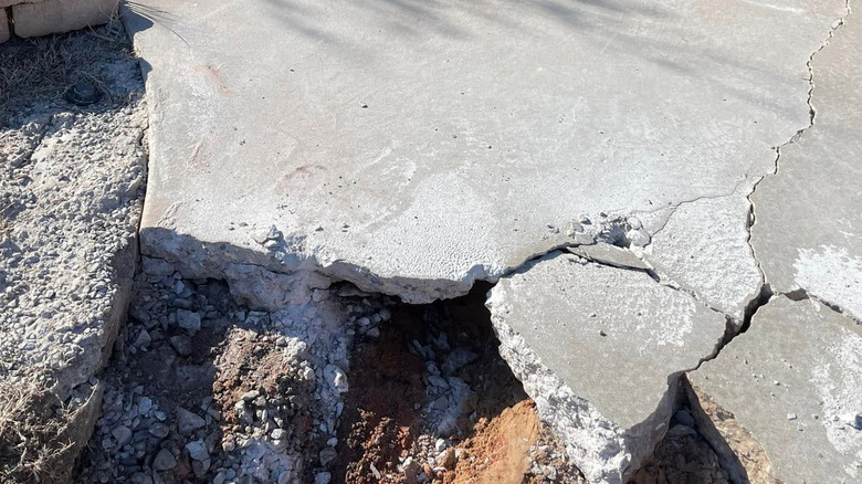 Beton bir araba yolunun altındaki sudan kaynaklanan su hasarı