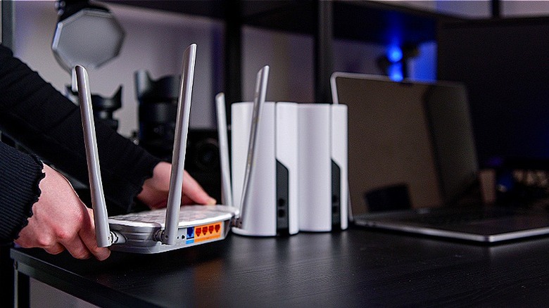Evde Wi-Fi ağı kuran bir kişi