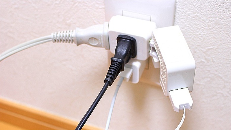 Elektrik kablolarıyla aşırı yüklenmiş priz