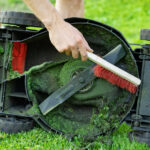 Çim Biçme Makinesi Bıçaklarınıza Çimlerin Yapışmasını Nasıl Önlersiniz (WD-40 Değil)