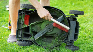 Çim Biçme Makinesi Bıçaklarınıza Çimlerin Yapışmasını Nasıl Önlersiniz (WD-40 Değil)