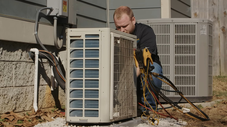 bir yüklenici Amana HVAC sistemi kuruyor