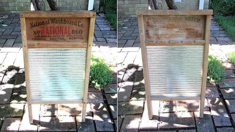 National Washboard Co.'dan 'Cam Kral' vintage çamaşır tahtasının bölünmüş görüntüsü, önden ve arkadan görünüm