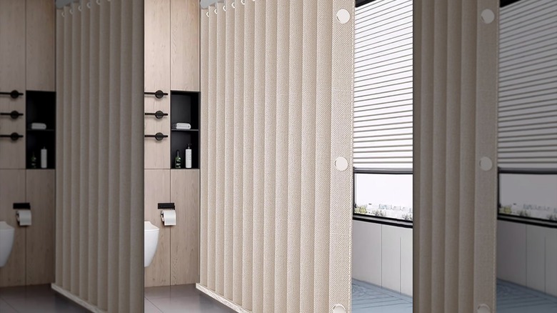 Tam ekranda mıknatısların bulunduğu, banyo alanındaki su geçirmez katlanır duş perdesinin ürün resmi.