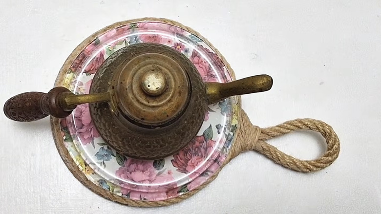 Eski bir tencere kapağından DIY yapımı servis tepsisi