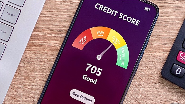 705 kredi puanını gösteren bir akıllı telefon ekranı