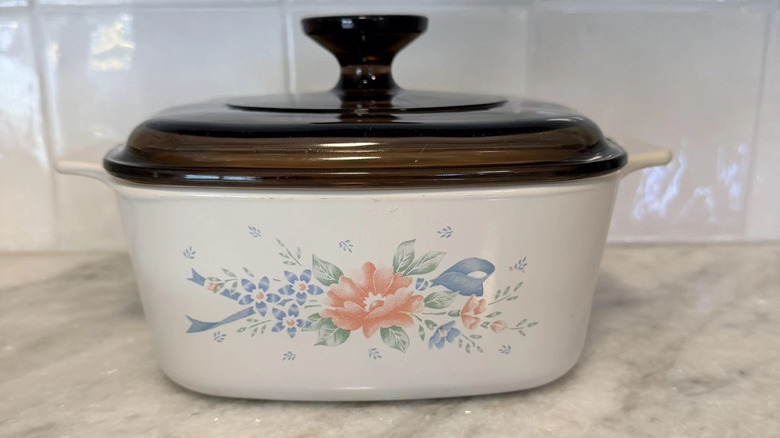 Kahverengi cam kapaklı CorningWare Symphony güveç kabı