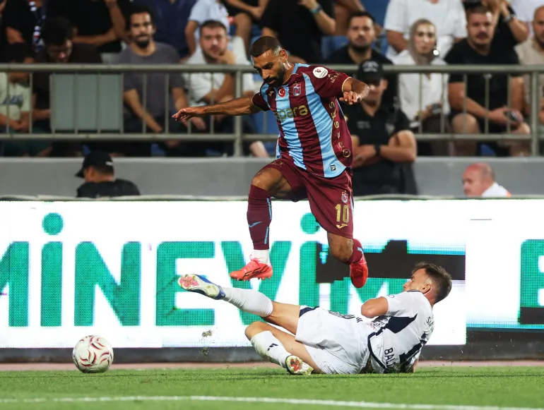 Futbol Futbol - Süper Lig - Kasımpaşa - Trabzonspor - Recep Tayyip Erdoğan Stadyumu, İstanbul, Türkiye - 15 Ağustos 2026 Trabzonsporlu Mohamed Salah, Kasımpaşalı Andri Baldursson ile birlikte hareket ediyor REUTERS/Umit Bektaş