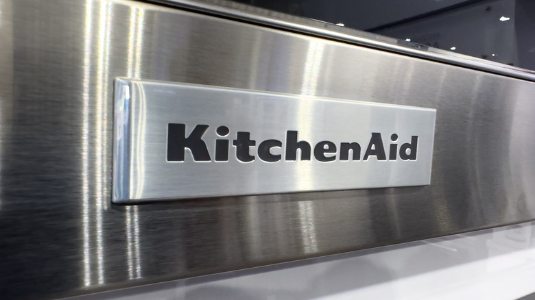 Paslanmaz çelik cihaz üzerinde KitchenAid logosu