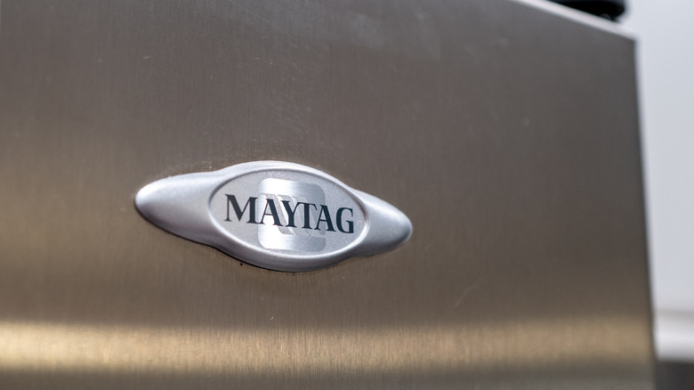 Paslanmaz çelik buzdolabının üzerinde Maytag logosu